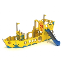 Structure de jeu extérieure en bois sur le thème du bateau pirate pour enfants avec toboggan ondulé et échelle d'escalade pour parcs et écoles