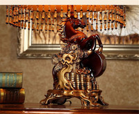 Lampe de table sculptée en forme de cheval européen vintage avec abat-jour en tissu marron, horloge à pampilles en cristal pour la décoration de la chambre à coucher et du salon