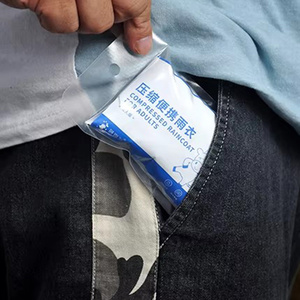 Poncho de Lluvia Desechable de PE Transparente para Adultos y Niños, Compacto, del Tamaño de una Tarjeta, Impermeable, Portátil para Emergencias al Aire Libre - Product Image 5