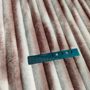7 colores de alta calidad 100% poliéster grueso estampado a rayas franela pequeña manta de pelo de conejo tela de piel artificial suave - Product Image 5