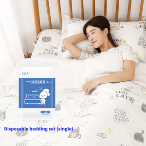 Juegos <span class=keywords><strong>de</strong></span> <span class=keywords><strong>cama</strong></span> desechables con estampado <span class=keywords><strong>de</strong></span> dibujos animados al por mayor, <span class=keywords><strong>funda</strong></span> <span class=keywords><strong>de</strong></span> edredón no tejida <span class=keywords><strong>de</strong></span> lujo <span class=keywords><strong>para</strong></span> hoteles y viajes, <span class=keywords><strong>funda</strong></span> <span class=keywords><strong>de</strong></span> almohada, juego <span class=keywords><strong>de</strong></span> sábanas <span class=keywords><strong>de</strong></span> 3 piezas - Product Image 1