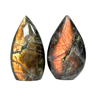Pierre de guérison en cristal de puissance, labradorite naturelle de forme libre, ornement flamme Feng Shui gravé au laser violet pour la décoration intérieure - Product Image 1