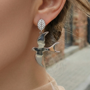 ต่างหูแฟชั่นดีไซน์รูปนกนางแอ่น สแตนเลสสตีล ชุบทอง 18K ประดับเพชรซิร์คอน สำหรับผู้หญิง - Product Image 3