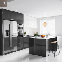 Meubles de cuisine modernes de luxe bicolores à finition brillante, îlot central, armoire de rangement, design épuré, unités de cuisine modulaires en contreplaqué