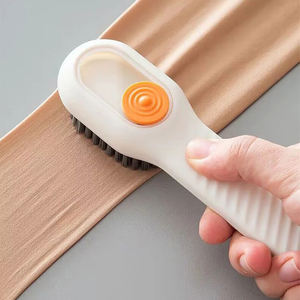 Brosse à chaussures multifonctionnelle souple et automatique avec long manche, outil de nettoyage en plastique avec crochet pour vêtements et chaussures, vente en gros - Product Image 1