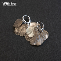 Anting-anting liontin daun gingko berlapis emas kuningan romantis, terbuat dari paduan tembaga, bertekstur kelopak, bergaya chic untuk pesta wanita.