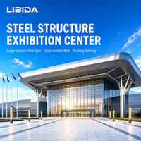 Complexe de stationnement automobile moderne à plusieurs étages en structure métallique avec rampe d'accès et de sortie des véhicules, niveaux de pont et allées de stationnement
