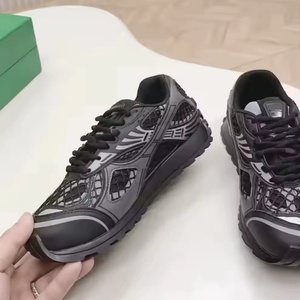 รองเท้าผ้าใบแฟชั่นสำหรับทุกเพศ ดีไซน์เนอร์คุณภาพสูง แบบผูกเชือก หน้าผ้าตาข่าย น้ำหนักเบา ปิดนิ้วเท้าอย่างนุ่มนวล ระบายอากาศได้ดี - Product Image 3