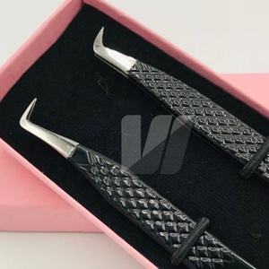 Pinzas de extensión de pestañas de acero inoxidable japonesas con logotipo personalizado profesional Punta puntiaguda con agarre de Diamante Negro Volumen sostenible - Product Image 5