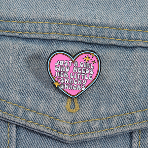Apenas uma Menina Que Precisa De Seu Pequeno Snacky Snacks Esmalte Pins Romântico Coração Rosa Broche Lapel Badge Jóias Presentes Atacado - Product Image 1