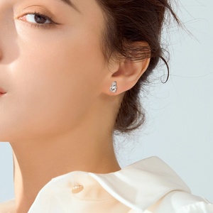 Boucles d'oreilles clous en argent sterling 925 plaqué rhodium avec zircon taille poire pour femme, design géométrique tendance pour les occasions de mariage et cadeaux - Product Image 4