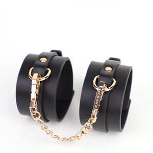 Menottes en cuir Black Wolf avec chaîne noire et or, accessoires de bondage pour adultes, domination passionnée - Product Image 1