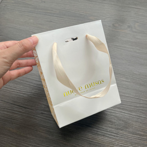 ถุงของขวัญสีขาวหรูหราพร้อมลายปั๊มฟอยล์ทองและพิมพ์ลายรอบด้าน - ถุงบรรจุภัณฑ์บูติก ถุงใส่ของขวัญ - Product Image 4