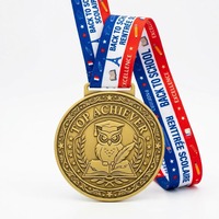 Médaille d'Excellence Académique OEM Personnalisée en Alliage de Zinc Doré Mat Gaufré en 3D pour Événement de Reconnaissance des Étudiants