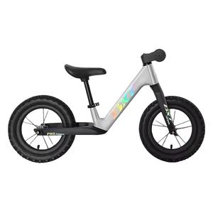 Bicicleta de Equilibrio para Niños de 2 a 6 Años, con Cuadro de Carbono 3K y Rueda de Carreras de 12 Pulgadas de una Sola Velocidad - Product Image 3