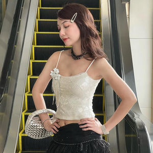 เสื้อกล้ามถักนิตติ้งน่ารัก ระบายอากาศได้ดี ประดับเลื่อมหวานๆ สำหรับผู้หญิง ชายเสื้อทรงเวฟแบบไม่สมมาตร พร้อมพู่ห้อยดอกไม้แบบถอดได้ เหมาะสำหรับงานปาร์ตี้ - Product Image 5