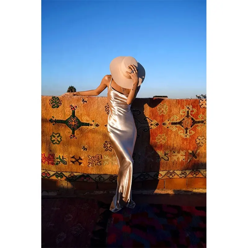 여성 메탈릭 컬러 조절 스트랩 오픈 백 디테일 맥시 길이 바닥 길이 맥시 슬립 드레스