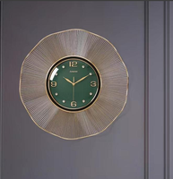 Horloge murale suspendue en métal à quartz squelette doré traditionnelle de luxe pour la décoration de salon