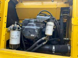 Excavadora de cadenas usada Komatsu PC220 de origen japonés, máquina resistente y duradera para tareas de excavación de terrenos. - Product Image 3