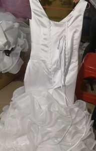 Robe de mariée élégante et sexy pour femme, en satin, ornée de perles, épaules dénudées, volants étagés, traîne chapelle - Product Image 4