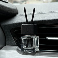 Diffuseur de voiture personnalisé avec logo, flacon en verre noir de 8 ml, clip de ventilation, bouteille de parfum suspendue pour voiture avec bouchon à vis en bois noir et bâtonnets en rotin