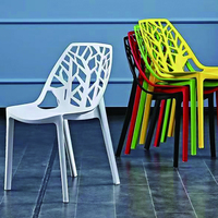Chaises de restaurant bon marché en plastique coloré pour la restauration, tables et chaises d'extérieur pour cafés, chaises de café.
