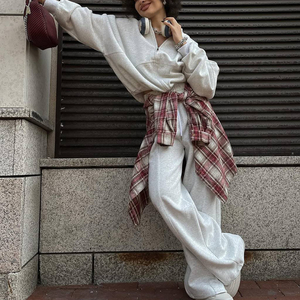 Ensemble de survêtement décontracté pour femme, personnalisé avec logo, pour la vente en gros OEM, comprenant un pantalon de jogging et un sweat à capuche entièrement zippé - Product Image 2