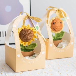 Bouquets de roses tricotés à la main sur mesure avec fil haut de gamme, personnalisation de cadeau avec boîte cadeau, fleur faite à la main - Product Image 4