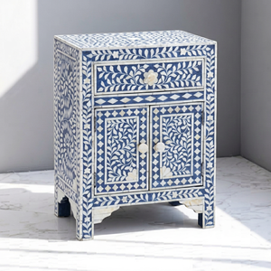 Table de chevet bleu roi avec incrustations florales en os, tiroir et portes. Mini table de chevet avec incrustations en os pour maison de luxe. - Product Image 1