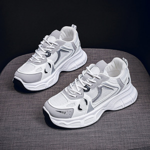 Une chaussure de sport pour femme de style coréen tendance avec un design en maille blanche et grise pour les passionnés de streetwear d'automne - Product Image 2