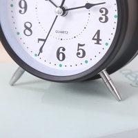 Réveil de bureau Snooze avec aiguilles, rétroéclairage, design contemporain, construction métallique, mouvement à quartz avec calendriers, pour enfants et étudiants