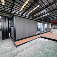 Maison conteneur extensible 40HQ, 2 chambres, maison préfabriquée modulaire avec 48 m² de surface habitable, terrasse en WPC et auvent amovible