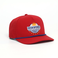 Waterdichte stof 5-delige rode pet met geborduurd logo en blauwe touwringen