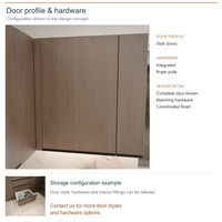 Meuble de cuisine moderne en chêne blanc en U avec portes en dalles teintées fumées et options de rangement coulissantes