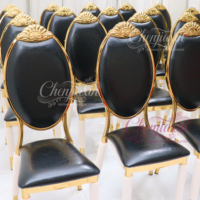 Ensemble de mobilier d'hôtel de luxe en gros de Chine : Chaises et tables en métal doré et cuir noir pour mariages, hôpitaux, événements en parc - Empilables