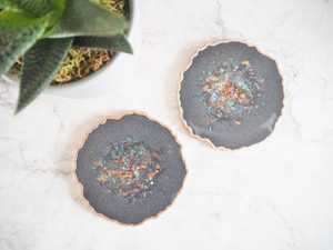 Sous-verre décoratif en résine fait à la main avec une finition lisse et polie et une résistance durable, idéal pour les tables de maison, de bureau et de café - Product Image 4