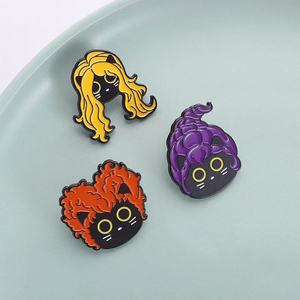 Pin de Esmalte Suave de Alta Calidad con Personajes de Películas de Dibujos Animados, Bruja Teñida de Negro para Solapa de Metal, Ideal para Graduación - Product Image 3