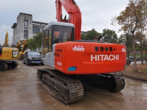 Excavadora roja Hitachi EX135 con cucharón para uso en construcción - Product Image 5