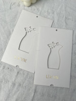 Étiquettes suspendues personnalisées de luxe imperméables pour vêtements, avec logo en feuille d'or, fond gaufré, code-barres et découpe sur mesure pour marque de mode