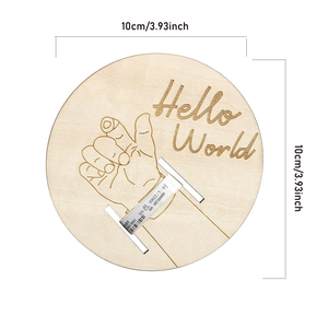 سوار خشبي تذكاري لولادة الطفل مع لوحة منقوشة هدية للوالدين الجدد (مرحبًا بالعالم) - Product Image 3
