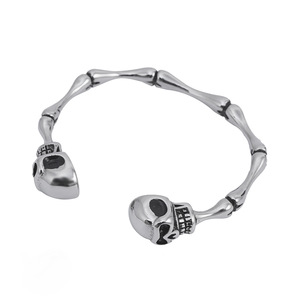 Bracelets en os de crâne audacieux style punk rock, design squelette détaillé en argent oxydé avec segments articulés - Product Image 6