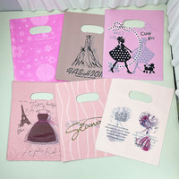 Sacs en plastique PE personnalisés en gros, sacs à main à quatre doigts, poignée à patch, impression en gravure, sacs jetables avec inscription « Merci », sacs pour vêtements