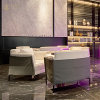 Projet de mobilier de restaurant JEILI : design d'intérieur moderne, sièges en cuir, table carrée avec plateau en pierre, ensemble table et chaises.