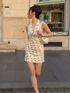 Vestido sexy ajustado con estampado de lunares, cuello vuelto, sin mangas, mini, ideal para fiestas y uso en verano. - Product Image 4