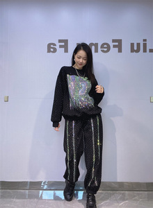 เสื้อสเวตเตอร์และกางเกงประดับเพชรสำหรับผู้หญิง คอกลม แขนยาว ทรงหลวม ชุดลำลองสองชิ้นสำหรับฤดูใบไม้ร่วงฤดูหนาว - Product Image 5