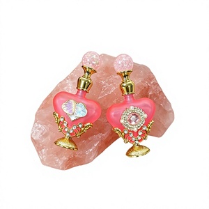 Botella de perfume de vidrio de color rosa romántico en forma de corazón con base dorada y tapón de cristal. - Product Image 3