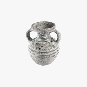 Esta ampolleta de aspecto de piedra gris estilo Wabi Sabi primitivo, con dos asas y un diseño de urna acanalada, combina encanto rústico. - Product Image 1