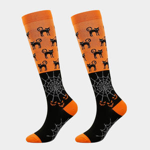 Calcetines de compresión de Halloween hasta la pantorrilla, diseño de murciélagos a rayas moradas, calcetines deportivos unisex, ropa informal transpirable - Product Image 3