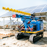 Foreuse hydraulique sur chenilles pour l'installation de poteaux solaires photovoltaïques en ferme solaire