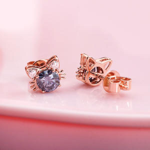 2026 थोक प्यारा डिजाइन बिल्ली शैली काले और सफेद मोइससानाइट स्टड महिलाओं के लिए - Product Image 4